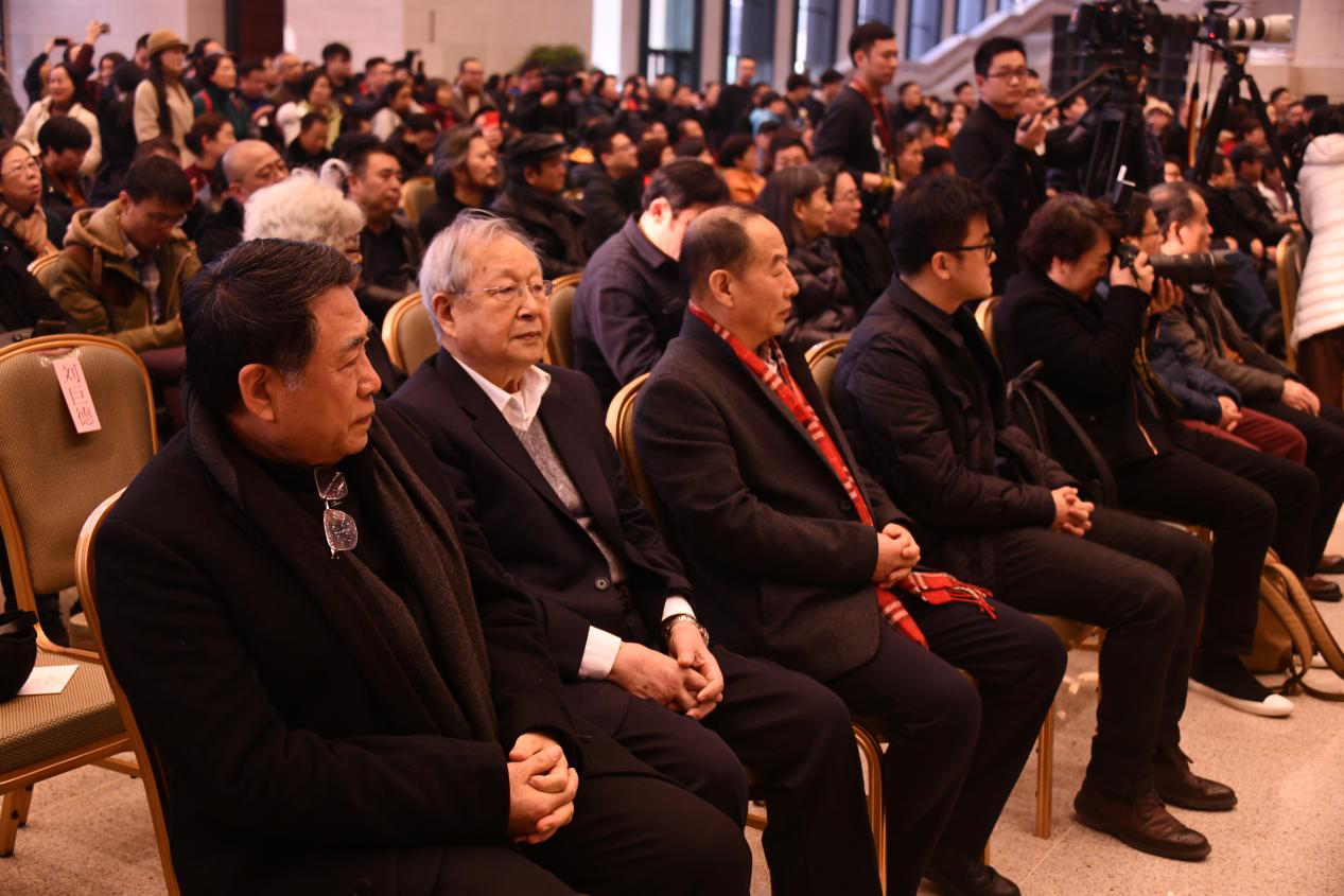 （韓玉臣與張文新老師、中國藝術研究院油畫院院長楊飛云在開幕式上）