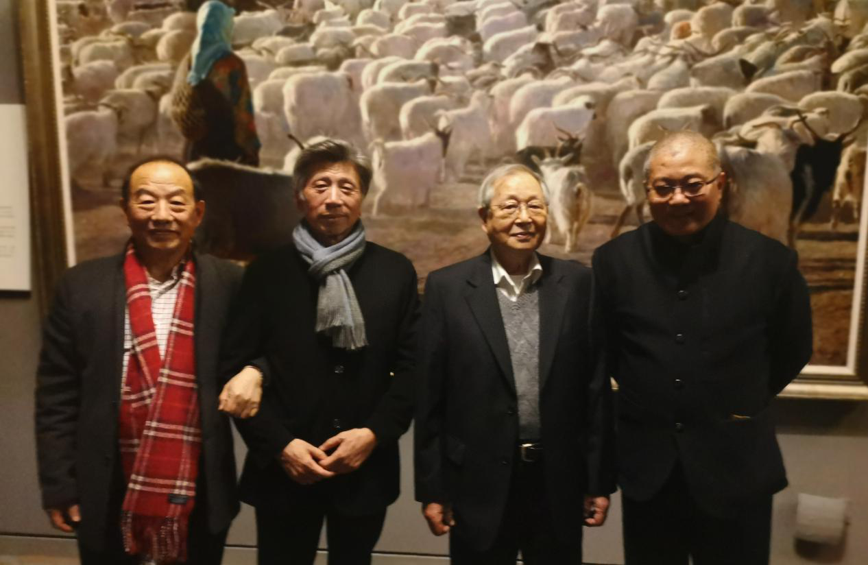 （韓玉臣與中國美術家協(xié)會主席、中央美術學院院長范迪安，張文新老師，中國美協(xié)副主席、中國美院院長許江在參展作品前合影）